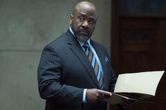 Lucian Msamati come Kofi in The Hostage 1x01