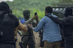 Ashley Thomas come Dr. Alex in The Hostage 1x01