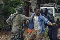 Ashley Thomas come Dr. Alex in The Hostage 1x01