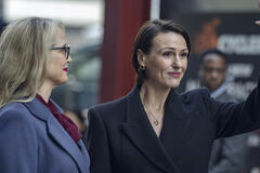 (S-D) Julie Delpy come Vivienne, Suranne Jones come Abigail in The Hostage 1x02