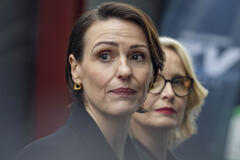 Suranne Jones come Abigail e Julie Delpy come Vivienne in The Hostage 1x02