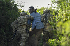 Ashley Thomas come Dr. Alex in The Hostage 1x03