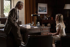 Jeremy Irons e Jennifer Aniston in The Morning Show 4x01