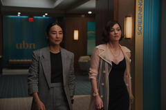 Greta Lee e Marion Cotillard in The Morning Show 4x01