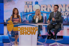 Nicole Beharie, Reese Witherspoon e Nestor Carbonell in The Morning Show 4x02
