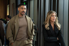Aaron Pierre e Jennifer Aniston in The Morning Show 4x03