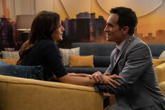 Ashley Reyes e Nestor Carbonell in The Morning Show 4x04