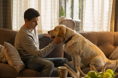 Robbie Amell (Nathan Brown) in Upload 1x02