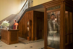 (S-D) Owen Daniels (A.I. Guy), Robbie Amell (Nathan Brown) in Upload 1x02