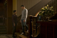 (S-D) Andy Allo (Nora Antony), Robbie Amell (Nathan Brown) in Upload 1x04