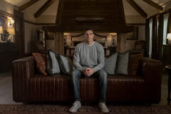 Robbie Amell (Nathan Brown) in Upload 1x04