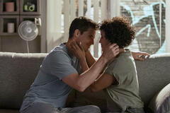 Robbie Amell (Nathan), Andy Allo (Nora) in Upload - Stagione 3 - First Look