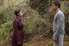 Andy Allo (Nora Antony), Robbie Amell (Nathan Brown) in Upload 1x01