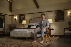 Robbie Amell (Nathan Brown) in Upload 1x01