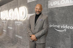 Chris Williams partecipa alla proiezione speciale e al red carpet della seconda stagione di Upload di Prime Video presso The West Hollywood Edition l'8 marzo 2022 a West Hollywood, California