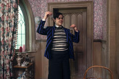 Isaac Ordonez come Pugsley Addams in Mercoledì 2x01