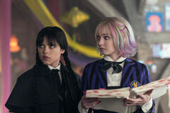 (S-D) Jenna Ortega come Mercoledì Addams, Emma Myers come Enid Sinclair in Mercoledì 2x01