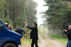 Il produttore esecutivo/regista Tim Burton sul set di Mercoledì 2x01