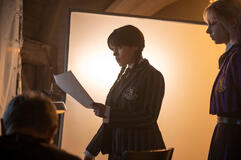 (S-D) Jenna Ortega come Mercoledì Addams, Emma Myers come Enid Sinclair sul set di Mercoledì 2x01