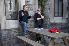 (S-D) Il produttore esecutivo/showrunner Miles Millar, lo scenografo Mark Scruton sul set di Mercoledì 2x01