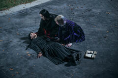 (S-D) Jenna Ortega come Mercoledì Addams, Catherine Zeta-Jones come Morticia Addams, Emma Myers come Enid Sinclair in Mercoledì 2x01