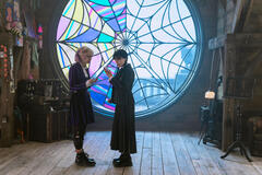 (S-D) Emma Myers come Enid Sinclair, Jenna Ortega come Mercoledì Addams in Mercoledì 2x02