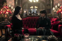 (S-D) Catherine Zeta-Jones come Morticia Addams, Jenna Ortega come Mercoledì Addams in Mercoledì 2x02