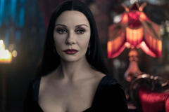 Catherine Zeta-Jones come Morticia Addams in Mercoledì 2x02