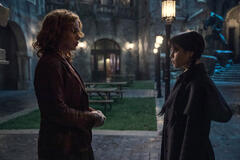 (S-D) Billie Piper come Isadora Capri, Jenna Ortega come Mercoledì Addams in Mercoledì 2x02