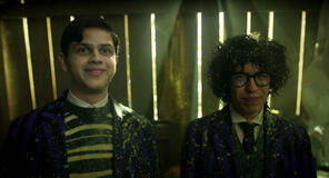 (S-D) Isaac Ordonez come Pugsley Addams, Moosa Mostafa come Eugene Otinger in Mercoledì 2x02