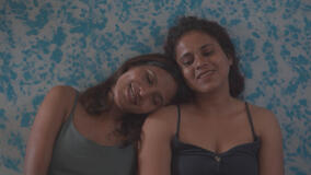 Naaz Saikh e Sumi Baghel in Songs of Forgotten Trees di Anuparna Roy - Immagine ufficiale