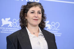 Mayim Bialik al photocall del film Father Mother Sister Brother di Jim Jarmusch alla 82a Mostra del Cinema di Venezia