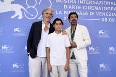 Delegazione de Il Maestro di Andrea Di Stefano (Andrea Di Stefano, Tiziano Menichelli, Pierfrancesco Favino) al photocall del film alla 82a Mostra del Cinema di Venezia