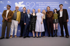 Delegazione di The Testament of Ann Lee di Mona Fastvold (tra cui Amanda Seyfried, Viola Prettejohn, Christopher Abbott, David Cale, Scott Handy, Lewis Pullman, Jamie Bogyo, Thomasin McKenzie, Mona Fastvold) al photocall alla 82a Mostra del Cinema di Venezia, lunedì 1 settembre 2025