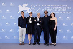 Delegazione di Portobello (tra cui Marco Bellocchio e Fabrizio Gifuni) al photocall della serie alla 82a Mostra del Cinema di Venezia, lunedì 1 settembre 2025