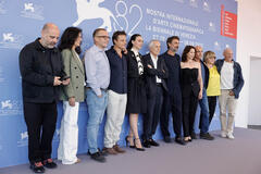 Delegazione di Portobello (tra cui Marco Bellocchio e Fabrizio Gifuni) al photocall della serie alla 82a Mostra del Cinema di Venezia, lunedì 1 settembre 2025