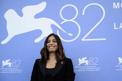 La regista Anuparna Roy al photocall del film Songs of Forgotten Trees alla 82a Mostra del Cinema di Venezia, lunedì 1 settembre 2025