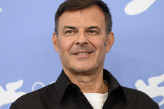 Il regista François Ozon al photocall del suo film L'Étranger alla 82a Mostra del Cinema di Venezia, martedì 2 settembre 2025