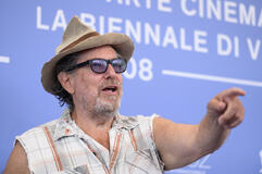 Il regista Julian Schnabel al photocall del suo film In the Hand of Dante alla 82a Mostra del Cinema di Venezia, mercoledì 3 settembre 2025