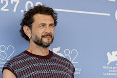 Vinicio Marchioni al photocall del film L'isola di Andrea di Antonio Capuano alla 82a Mostra del Cinema di Venezia, venerdì 5 settembre 2025
