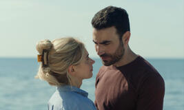 Imogen Poots e Brett Goldstein in All of You di William Bridges