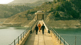 Carlos Santos come Rafa, Alvise Rigo come Luca, Pau Simon come Max in Il rifugio atomico 1x01