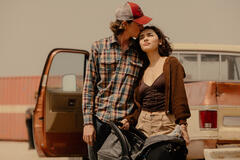 Jacob Lofland come Cooper Norris e Paulina Chavez come Ariana in Landman 2x01