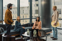 Guy Burnet come Charlie, Kayla Wallace come Rebecca, Demi Moore come Cami e Billy Bob Thornton come Tommy in Landman 2x08