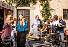 Carlo Verdone sul set del suo film 'Scuola di Seduzione' insieme al resto del cast