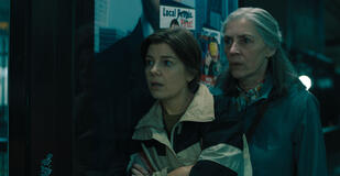 Aimee-Ffion Edwards e Saskia Reeves in Slow Horses 5x01