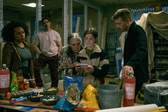 Rosalind Eleazar, Christopher Chung, Saskia Reeves, Aimee-Ffion Edwards e Jack Lowden in Slow Horses 5x01