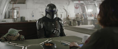 (S-D) Grogu, Mandalorian (Pedro Pascal), e Colonello Ward (Sigourney Weaver) in The Mandalorian & Grogu