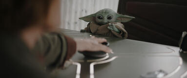 (S-D) Colonello Ward (Sigourney Weaver) e Grogu in The Mandalorian & Grogu