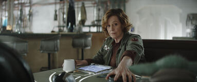 (S-D) Colonello Ward (Sigourney Weaver) e Grogu in The Mandalorian & Grogu